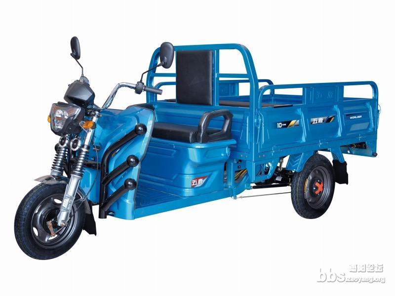 逃跑的蓝色电动三轮车